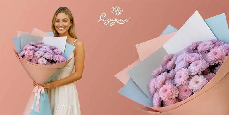 Букет гигант из светло-розовых хризантем, фронтальный вид, в руках у девушки